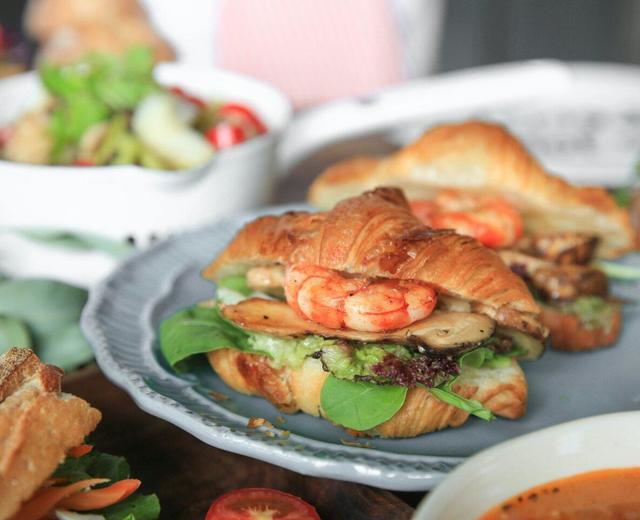 松茸大虾可颂三明治的做法