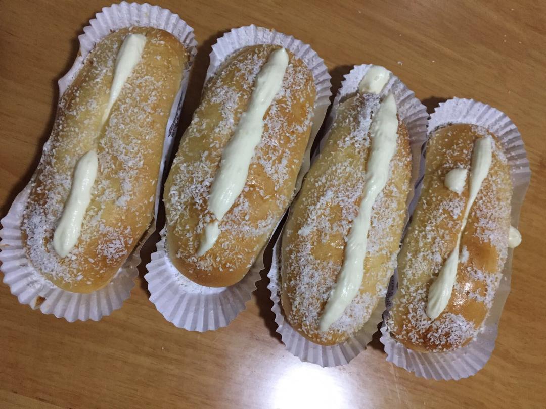 儿时去面包房必买的［椰丝奶油包］