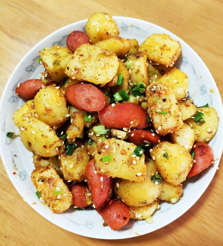 贝贝杨1101做的孜然土豆火腿肠香辣过瘾还便宜