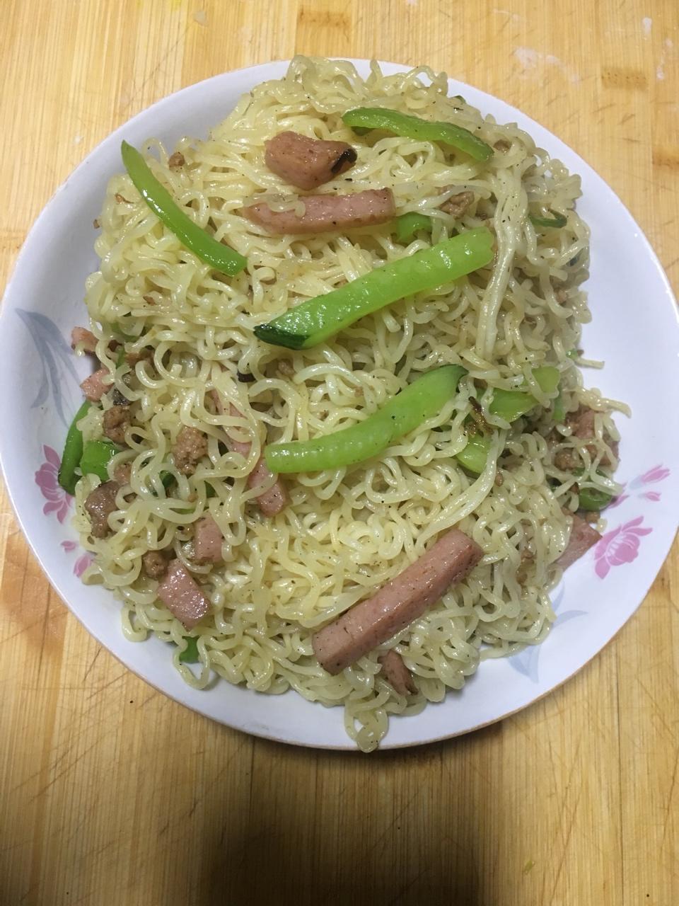 路边摊风味炒方便面