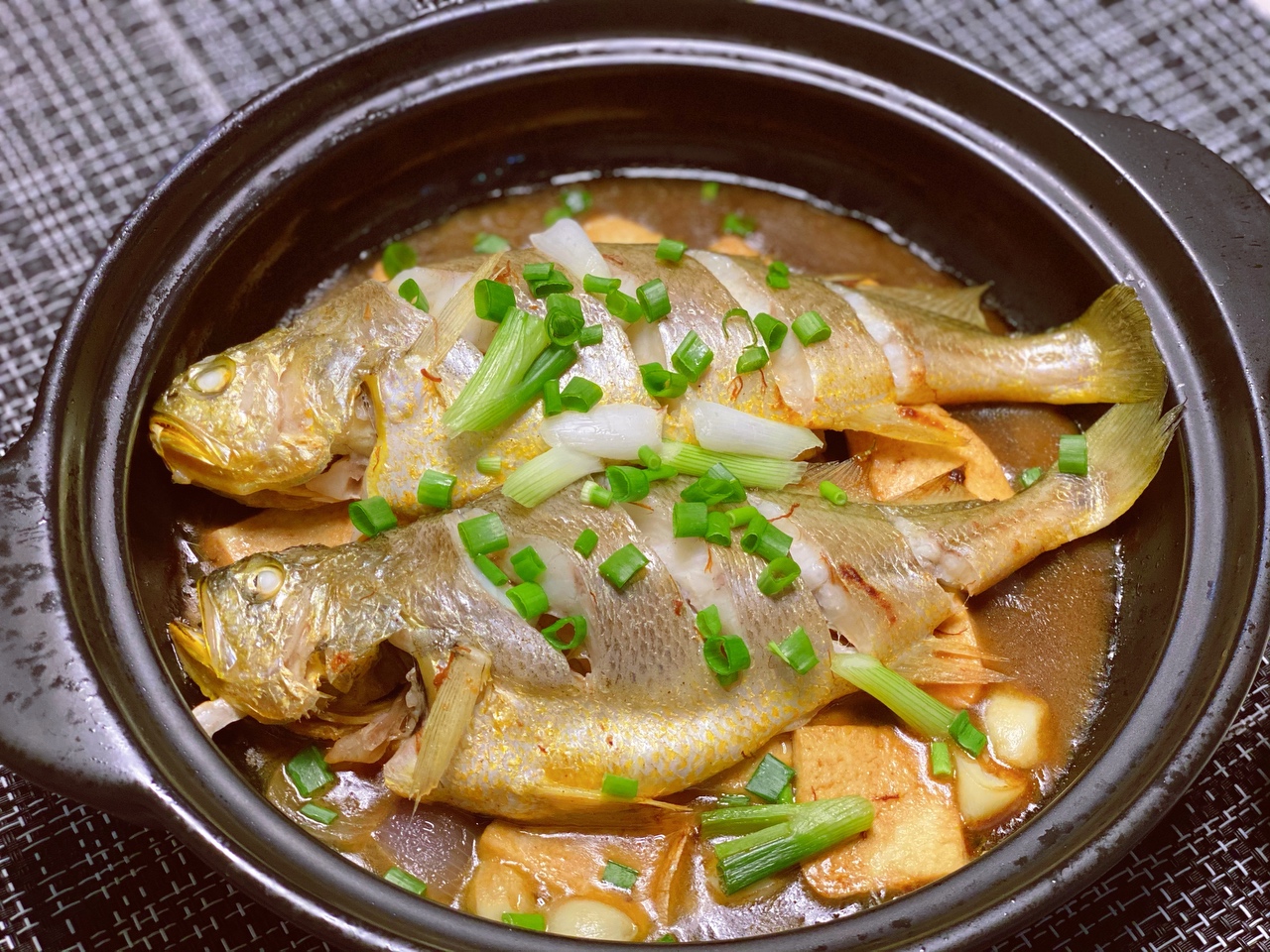 砂锅炖黄花鱼图片