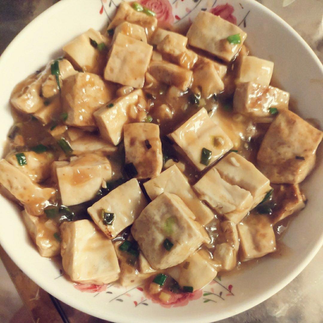 不放肉也超下饭的葱焖豆腐