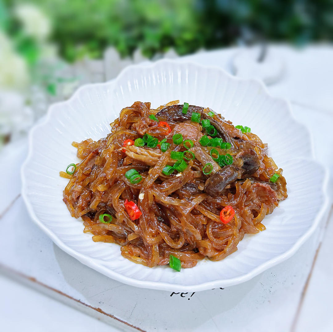 猪肉红薯粉炒松蘑🍄