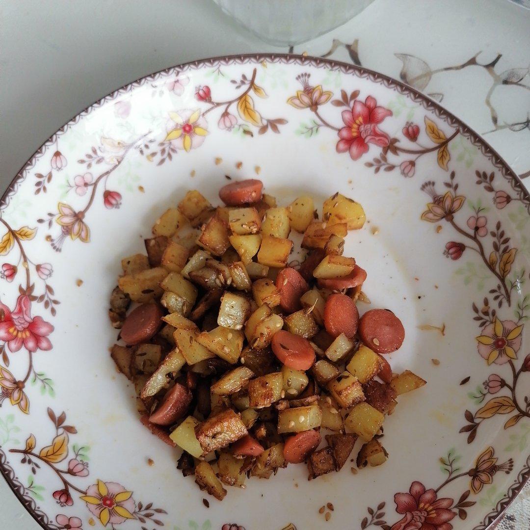 超简单的土豆🥔丁炒火腿肠（烧烤味)