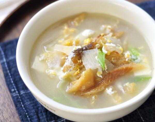 韩国料理——鳕鱼干美容汤(북어국)的做法