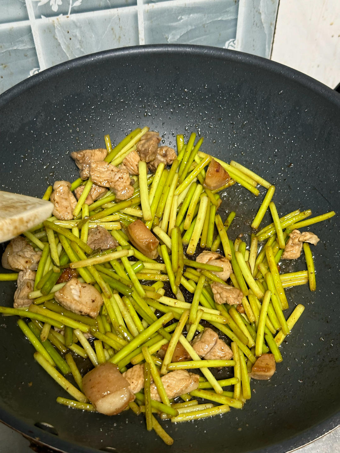 简单易做的下饭菜－蒜苔炒肉