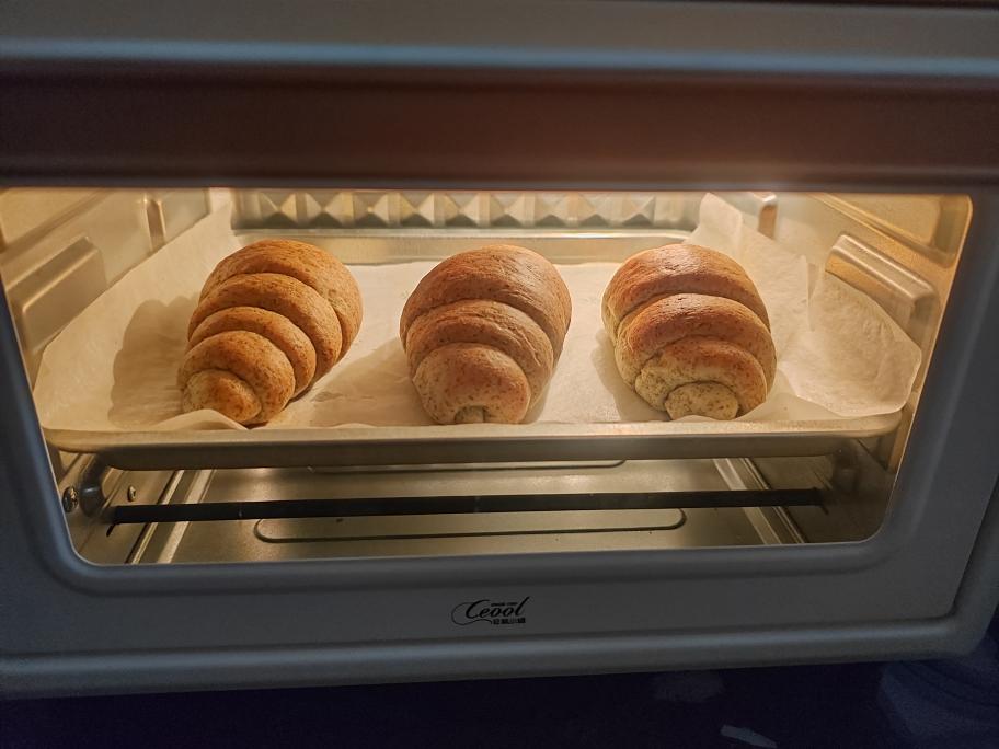 餐蛋全麦盐面包三明治