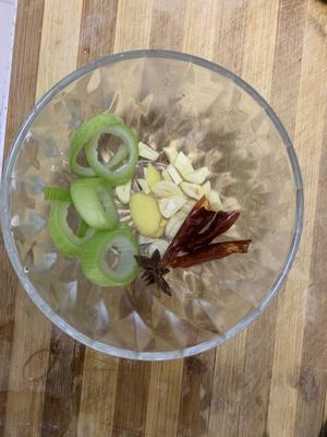 酸菜排骨炖粉条的做法 步骤3