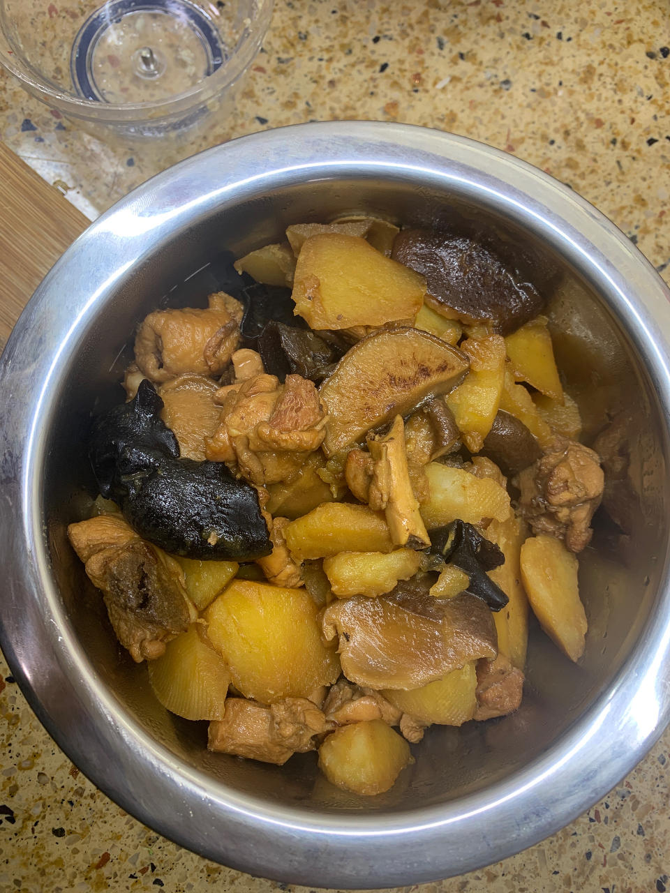 鸡腿炖土豆 上桌秒空盘 汤都喝干了！