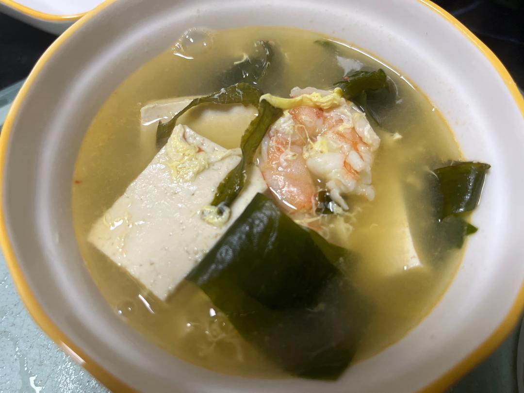 减肥期间可以喝的汤/裙带菜豆腐鲜虾汤