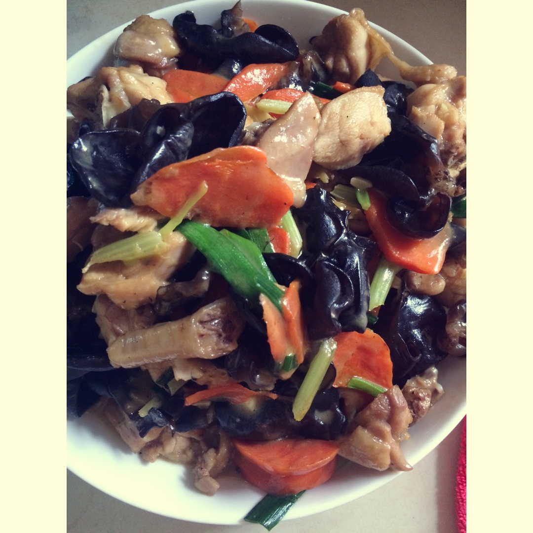 胡萝卜木耳滑鸡片