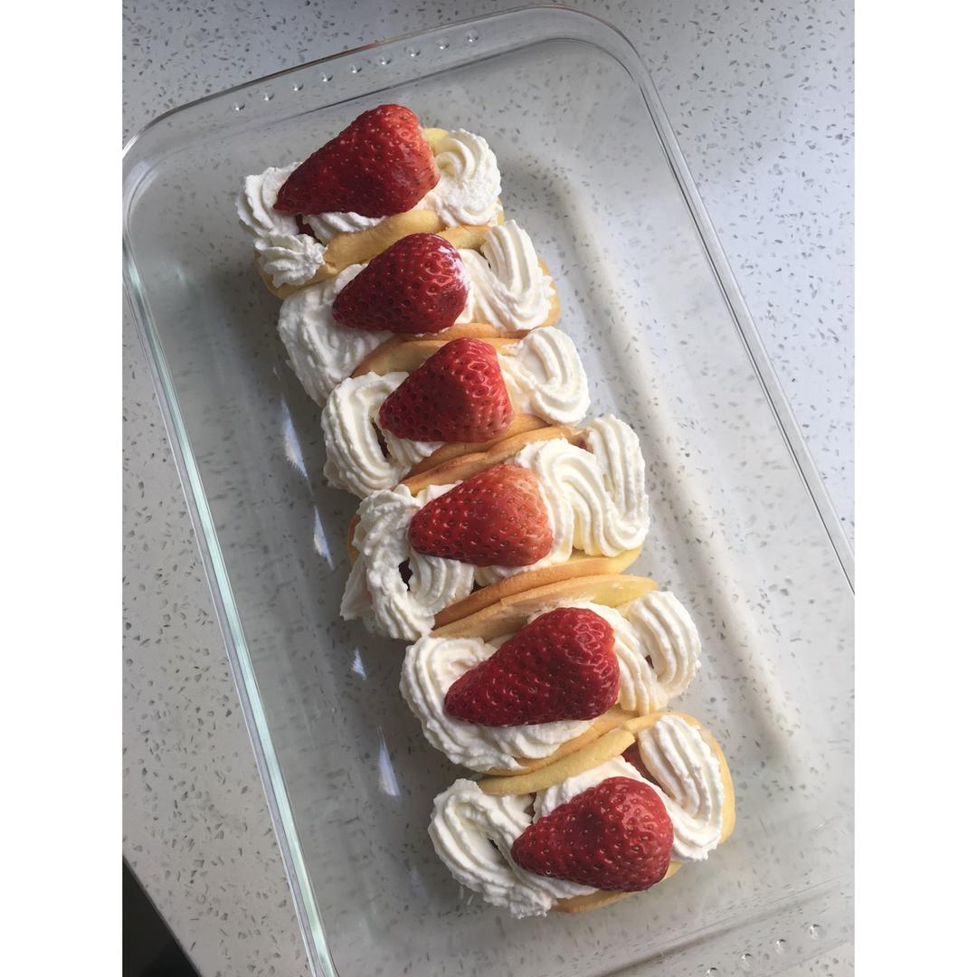韩国最热门的甜品店Le Bread Lab的草莓蛋糕卷