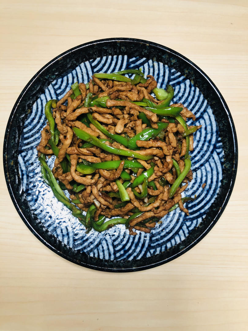 经典的家常菜，青椒炒肉丝，简单的食材也能做出如此美味
