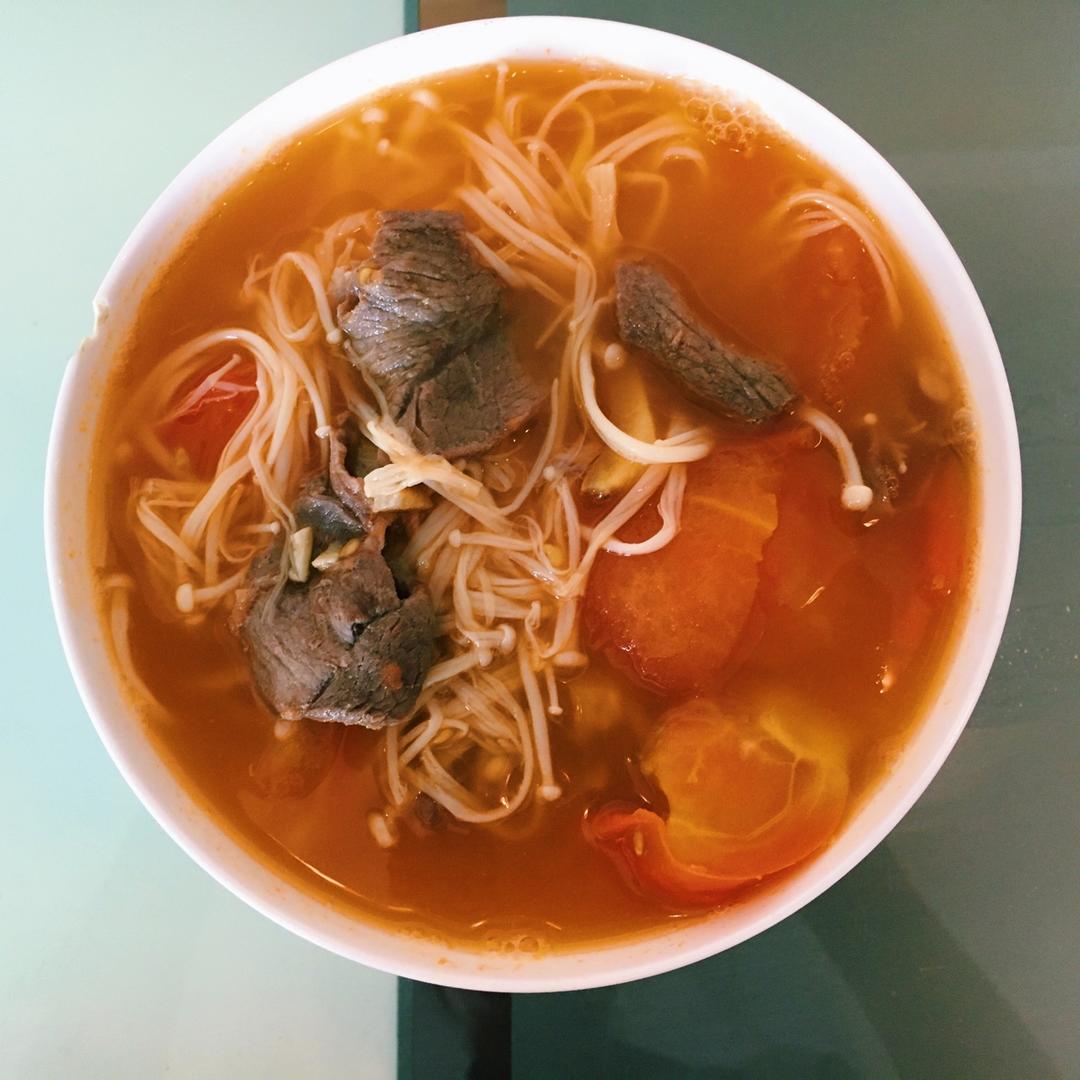 金针菇肥牛番茄锅