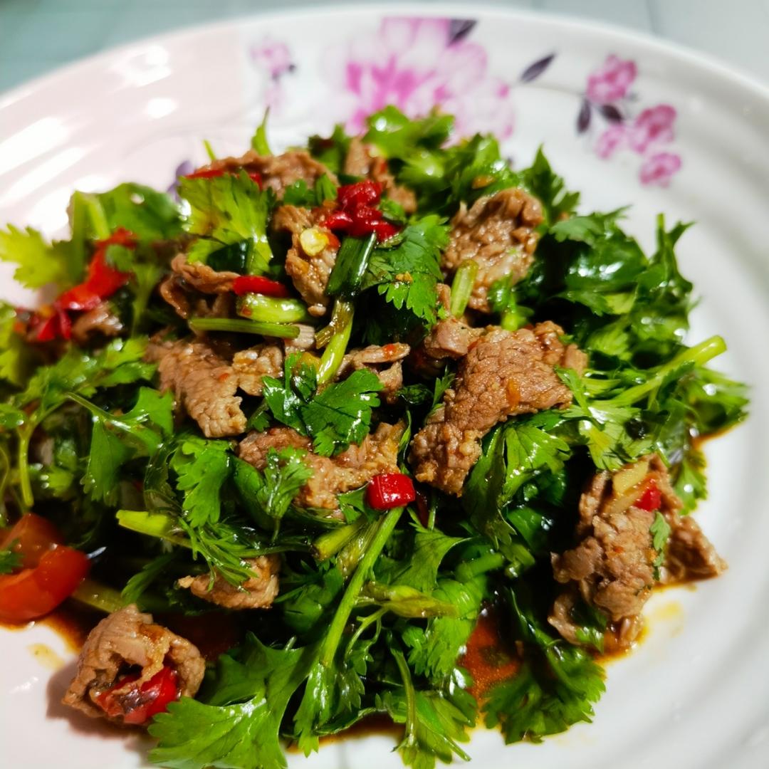 厨师长教你：“香菜牛肉”的家常做法，香嫩鲜辣，下饭一绝
