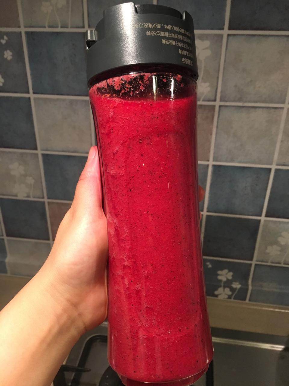 自制hey juice排毒果蔬汁。