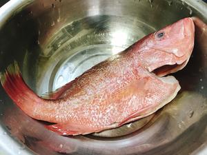 年夜饭首选——清蒸红鱼的做法 步骤1