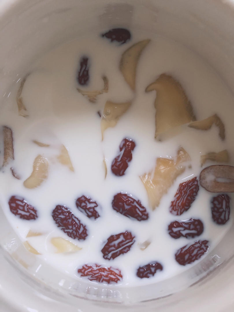 纯奶红枣炖花胶