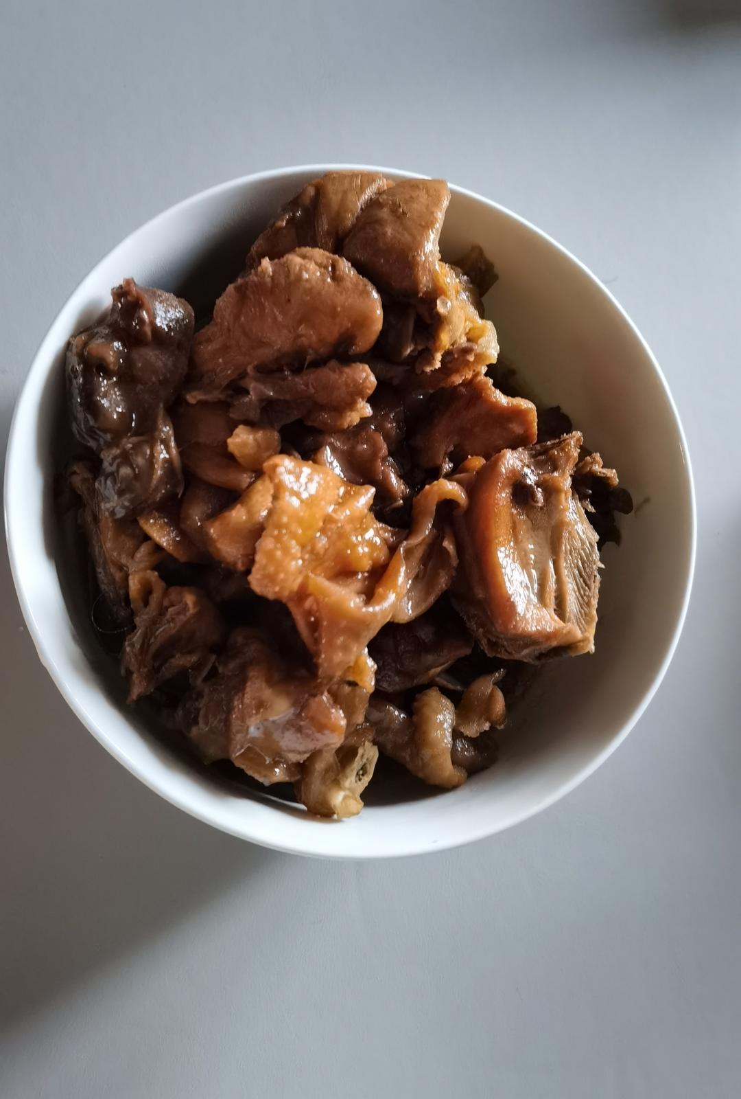 小美红烧鸡块香菇