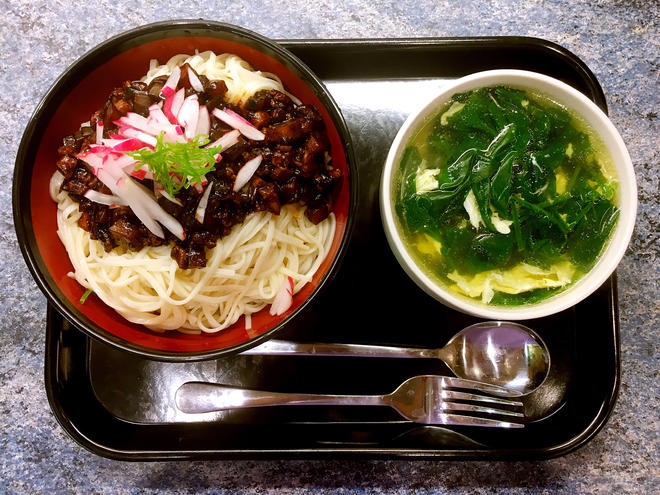 琳子妈妈的厨房之韩餐篇--韩国炸酱面的做法