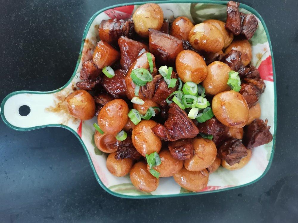 加了鹌鹑蛋后，这盘红烧肉，美味的逆天啦——鹌鹑蛋烧肉（孔瑶食谱）