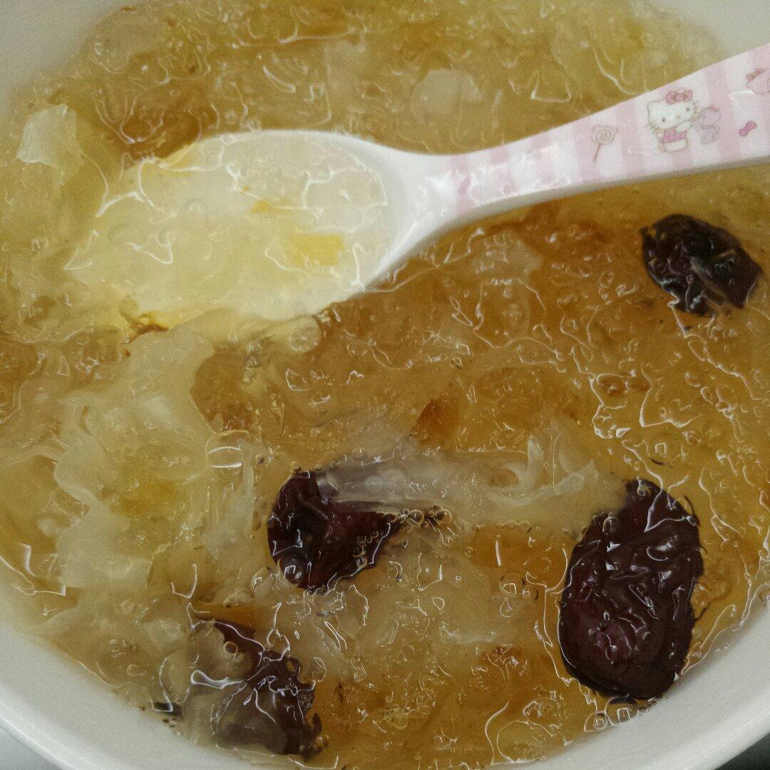 桃胶红枣银耳羹