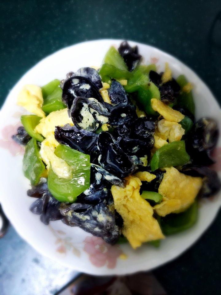 黑木耳青椒炒鸡蛋（营养又下饭）