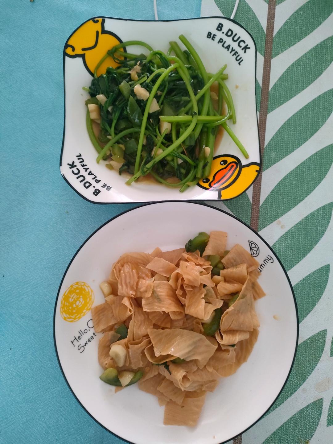 炒茼蒿（零失败巨好吃的快手菜）