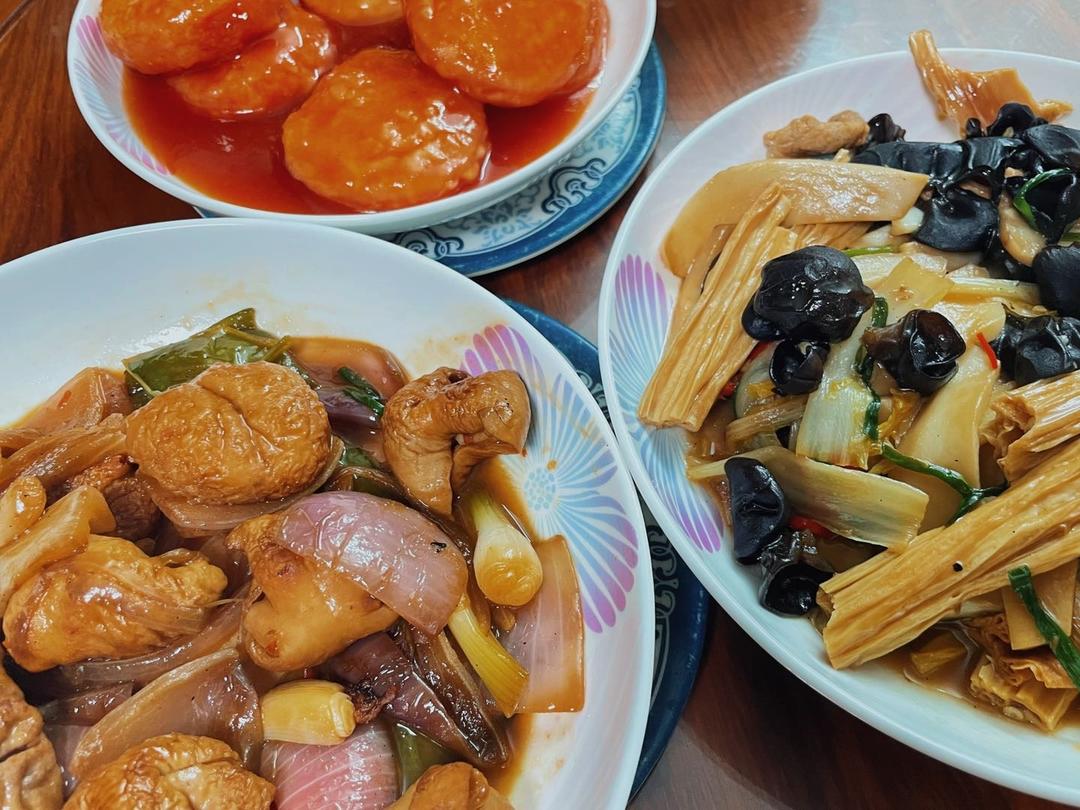 〈辣椒炒猪大肠〉，有黄瓜片版。欣小厨 😉