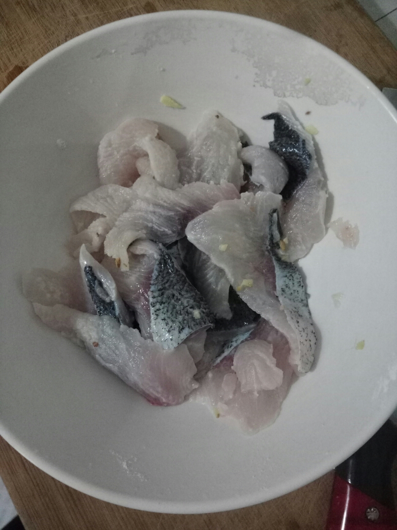 香嫩可口酸菜鱼的做法 步骤2