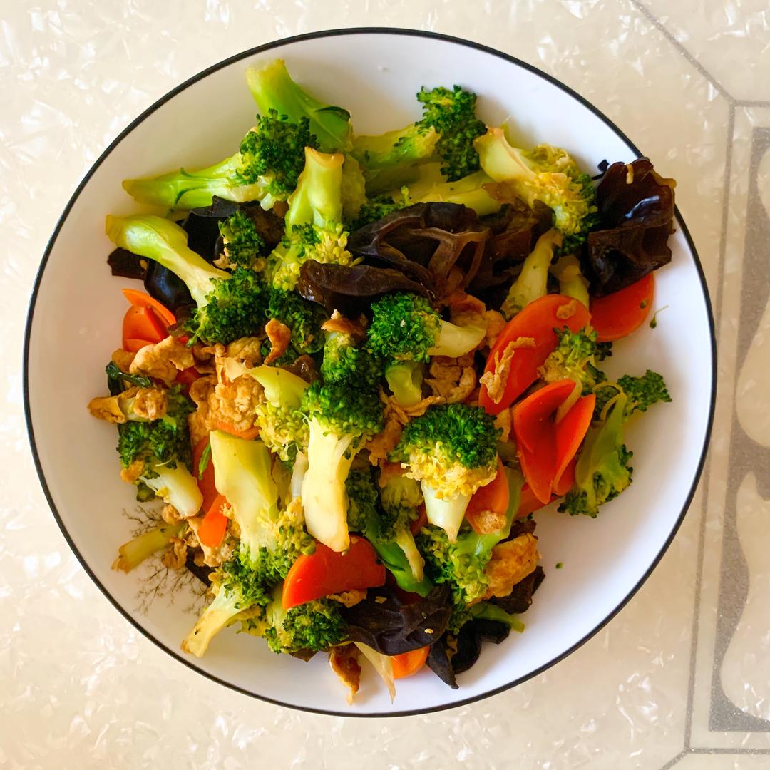 西兰花炒木耳胡萝卜