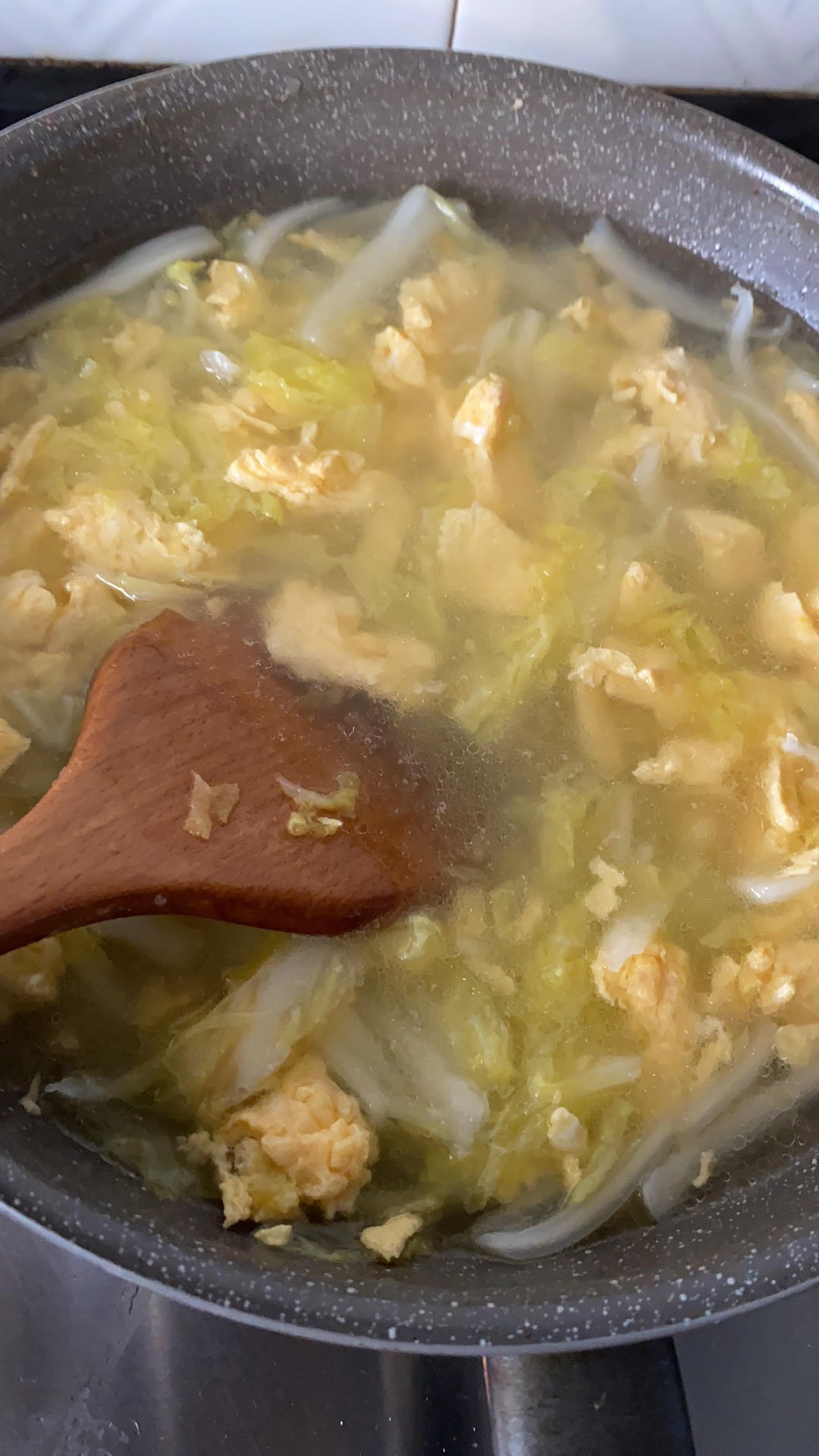 奶白色的白菜鸡蛋汤