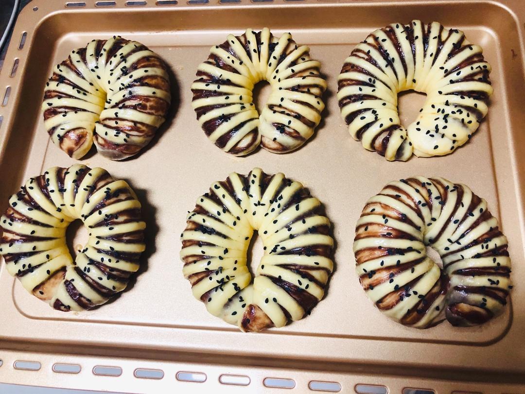 松软可口的红豆沙面包卷