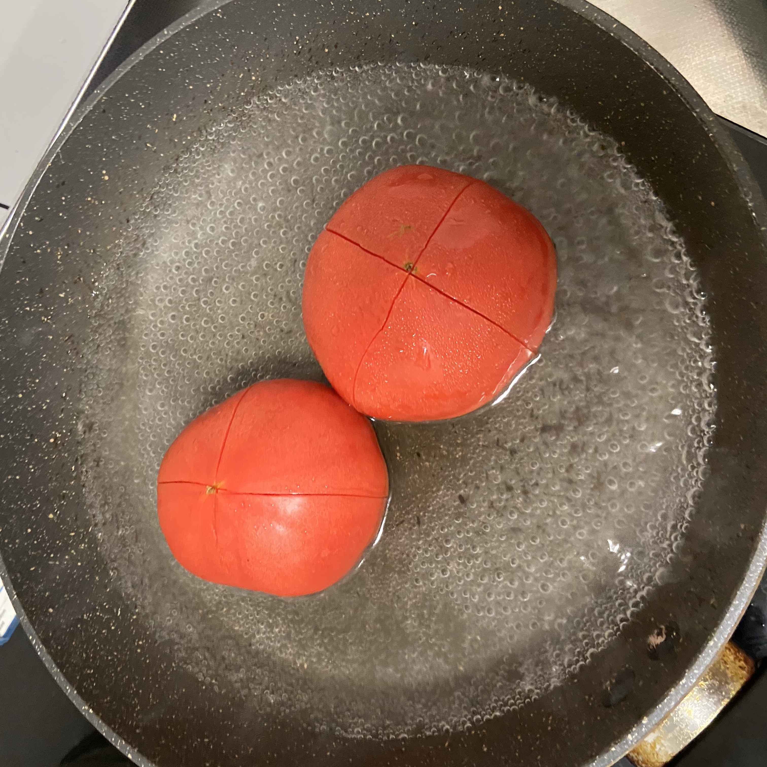 浓郁版番茄炒鸡蛋（包括去皮方法）的做法 步骤1