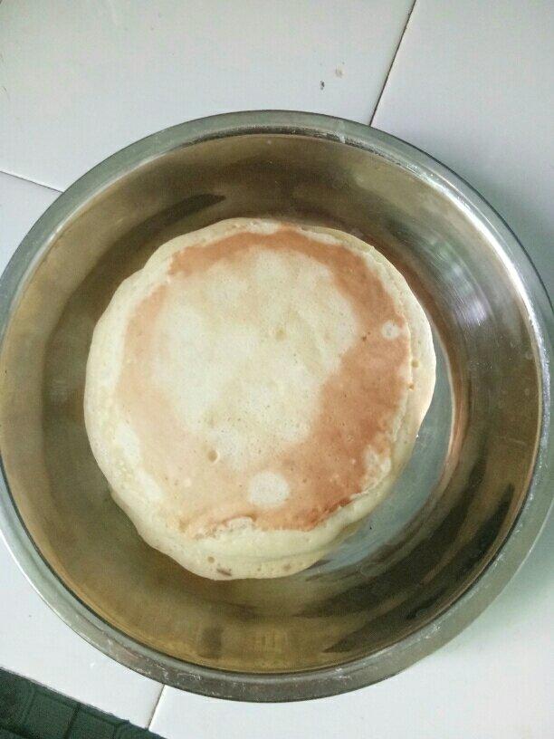 【酸奶松饼yogurt pancake】，搭上黑莓果酱和枫糖的美味。