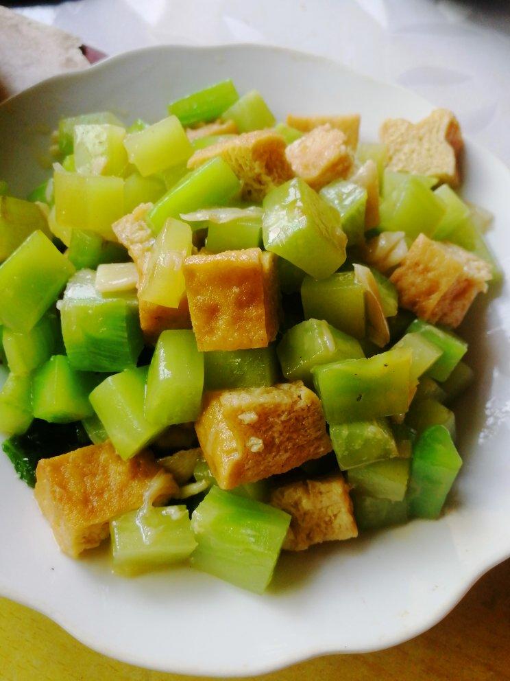 翡翠黄金～莴笋鱼豆腐