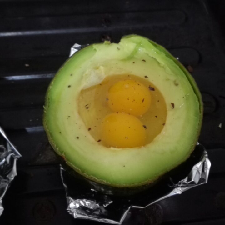 牛油果烤鸡蛋