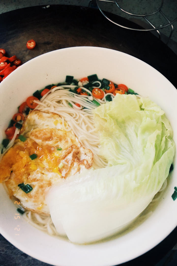 一碗清汤面 🍜 —— 秋日里的治愈系