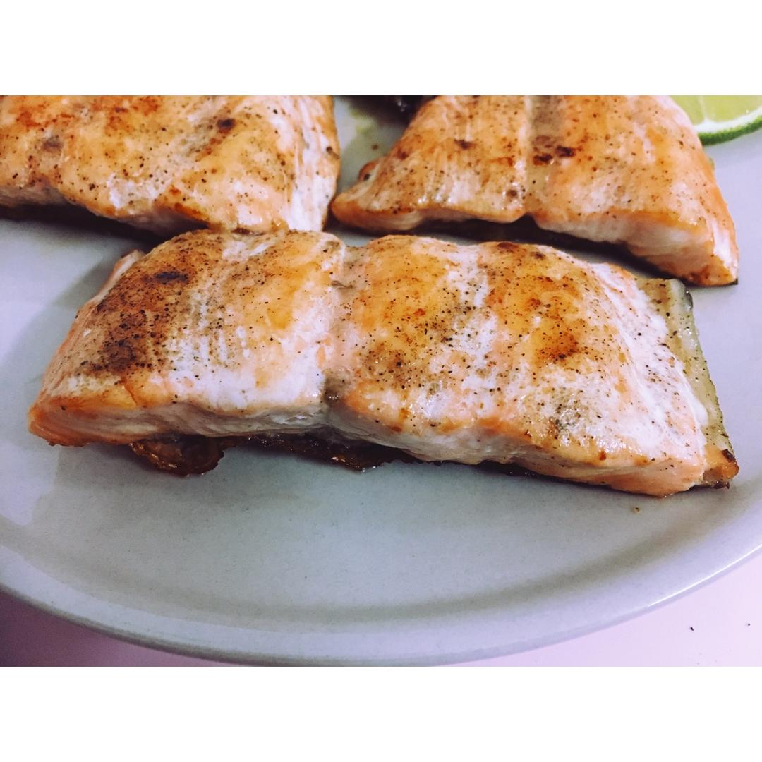 脆皮嫩肉——极致煎三文鱼