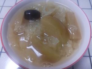 很适合冬天的甜品——苹果银耳红枣汤，酸甜可口，滋补又暖胃的做法 步骤5