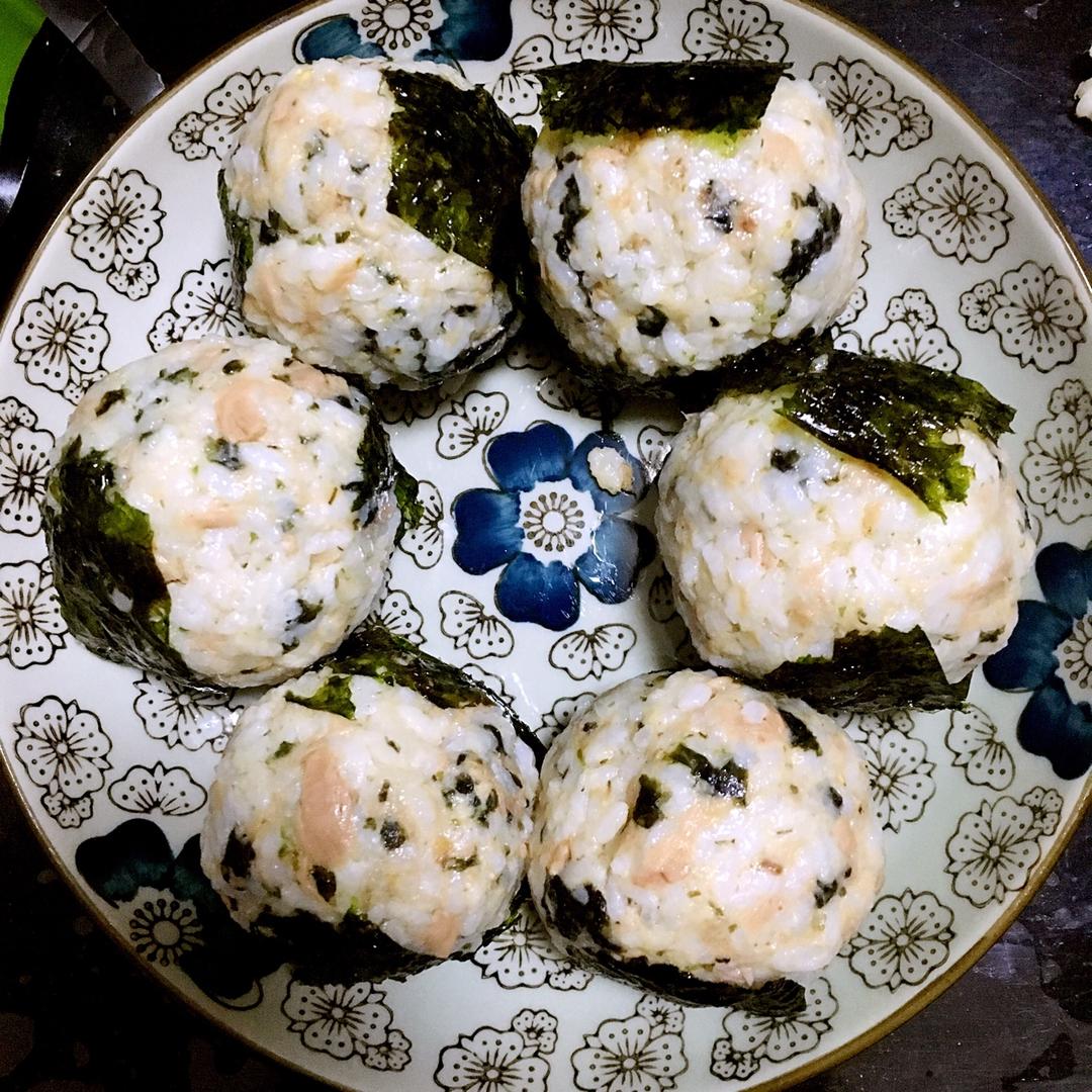 金枪鱼芝麻手捏饭团