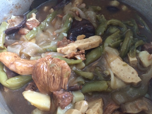 香菇土豆炖鸡肉