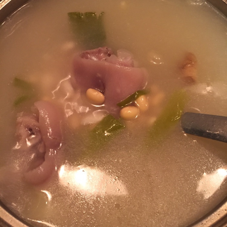 黄豆花生猪脚汤