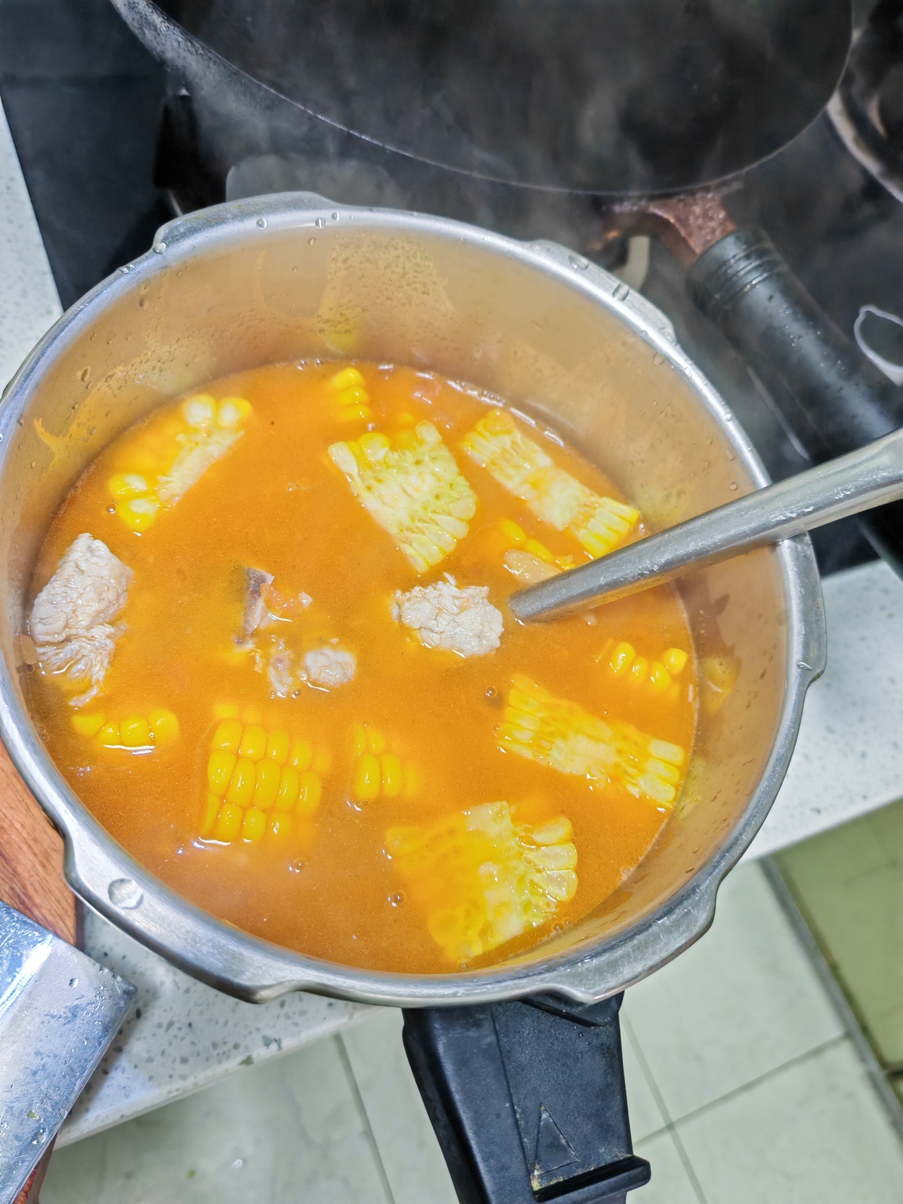 西红柿玉米排骨汤的做法 步骤9