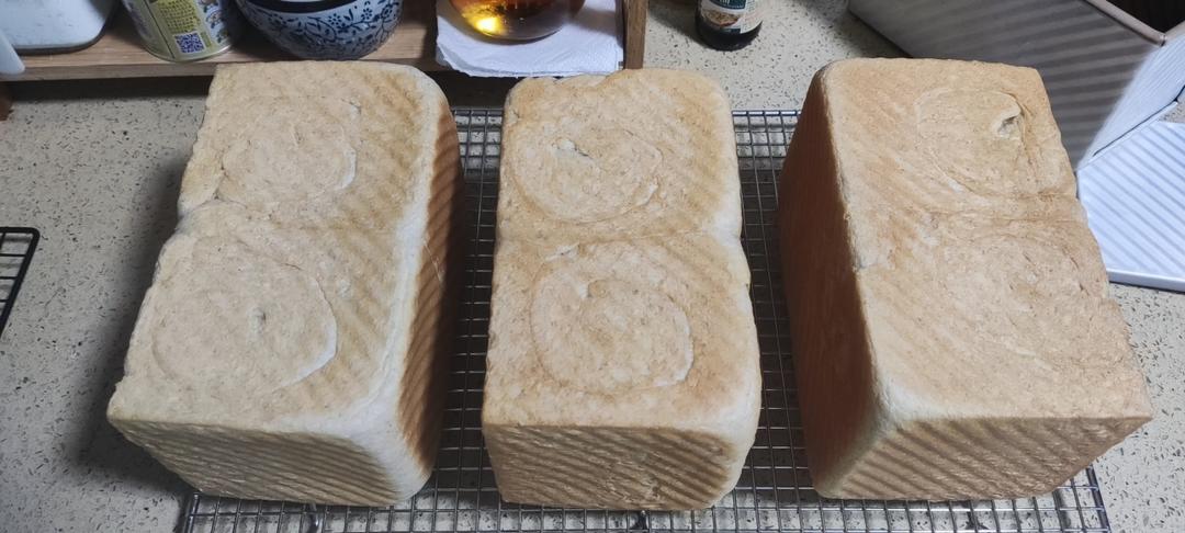柔软的蜂蜜牛乳全麦吐司