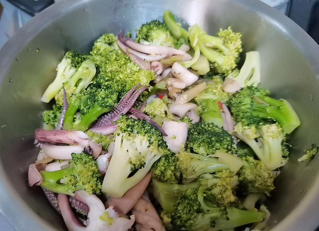 西兰花炒鲜鱿