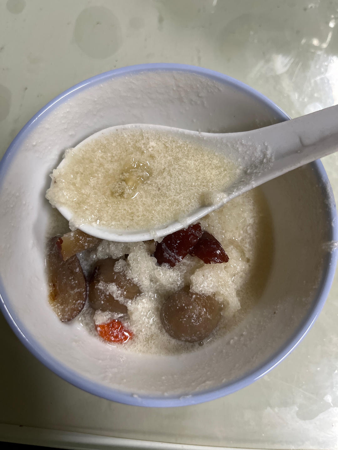 《桃胶皂角米雪燕银耳牛奶羹》据说一碗等于敷30片面膜的功效