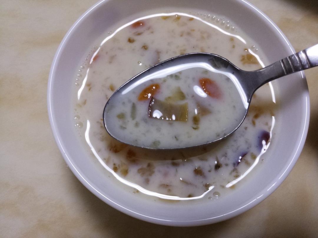 牛奶炖桃胶