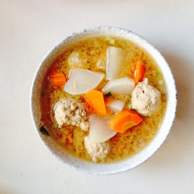 很方便的一碗汤--味增萝卜丸子汤