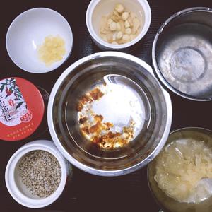 养生美颜桃胶薏米皂角银耳汤的做法 步骤1